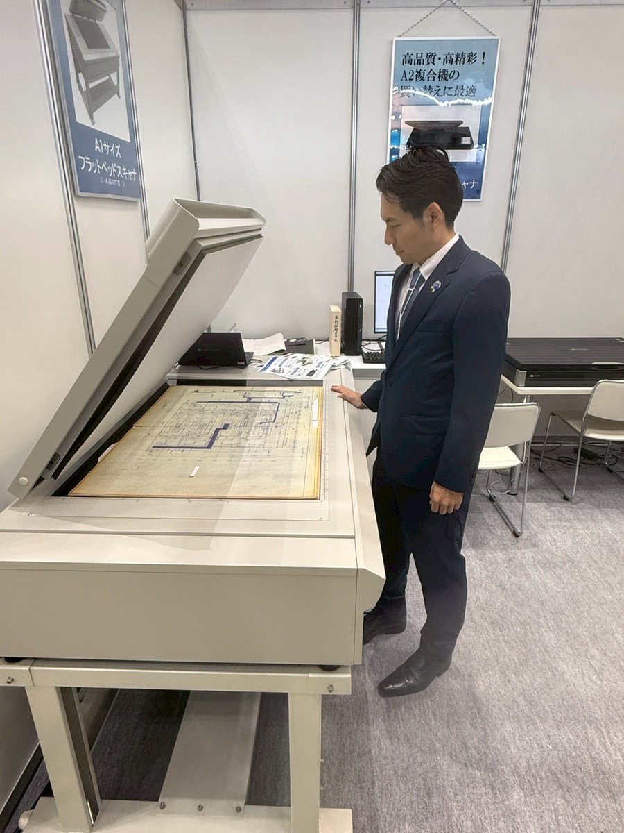 Shimura_Yuichi's tweet photo. 【フィジカルAI】
日本が世界に冠たる「ものづくり」。我が国の現状のものづくりの最前線を視察しました。
製造業の本領域で世界に負けることになれば、我が国の産業の背骨が崩されることに繋がりかねず、合わせてそれをキャッチアップするための私の政策遂行の土台が綻びかねないという危機感があります。
その製造業の新たな戦場が「フィジカルAI」。フィジカルAIとは、センサーで現実世界を見て・感じ、AIが判断し、その結果をロボットや機械の動きとして実行するタイプのAIのことです。

産業用ロボットの世界シェアは日本企業が約7割とされ、ロボット密度でも世界トップクラス（製造業1万人あたり400台超で4位）です。既存ロボットにはカメラ・センサーが搭載済みで、AIをつなぐだけで100万台以上をフィジカルAI化可能とする企業もあり、現場実装の土台は非常に厚いと言えます。

しかし、産業ロボットの「カラダ」は国産���も、「頭脳」部分は米国製AIに依存している事例が多く、コアのAIプラットフォームで主導権を握れていません。ものづくりの主導権争いはAIに移行しつつあり、フィジカルAIの覇権がものづくりの覇権を決めていく時代に突入しています。
人型・ヒューマノイド型のフィジカルAIでは、中国・米国が大きくリードしており、日本は明確に後塵を拝していると報じられています。
一方で、産業用ロボット・工作機械・現場の運営ノウハウという我が国のアセットをフル活用すれば、フィジカルAIは日本が再起を狙える数少ないテック領域になり得ます。

今回も多くの企業のものづくり×データ・テクノロジーの取り組みを視察できました。

特にフィジカルAI領域においては、意欲的かつ世界に比べて先進的に取り組む民間企業の取り組みには上限を設けず、国が積極支援をすることが今こそ必要です。

日本のものづくりを世界をリードできるレベルにまでもう一度持っていけるのか、現時点が正に正念場・分水嶺であり、国民から高額な歳費で任せられてい���国会議員の責任です。

#産業強国
#製造強国
#ものづくり先進国