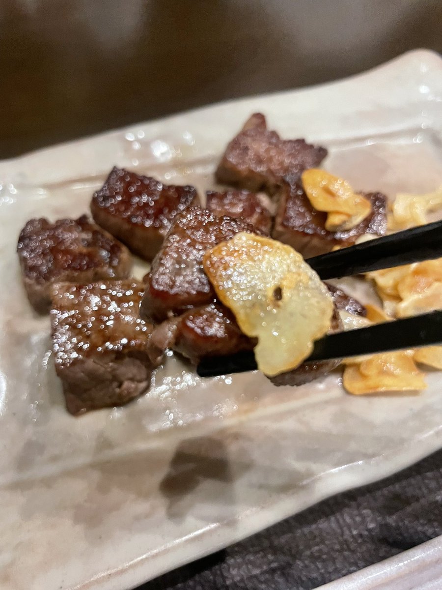 1m2m3cm's tweet photo. 友達と超高級ステーキ🥩
食べてる( ˙*˙ )もぐもぐ
シャトウブリアン✨️✨️
コース最高級✨️✨️ https://t.co/qxdvfj2eAE