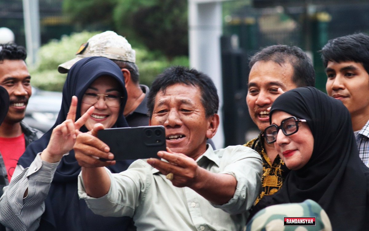 DokterTifa's tweet photo. PRA PID  ROY SURYO DITOLAK! 

Terus dr Tifa bagaimana? 

Ya ngga bagaimana bagaimana. 
Kan jadwalnya masing-masing. 

Pra Pid pertama diterima
Pra Pid kedua ditolak
Pra Pid ketiga dijadwalkan. 

Saya sendiri lanjut Sidang ke-3. 

Terus? 

Inilah dunia yang kata Allah adalah permainan belaka. 

Lalu persiapan Dr Tifa apa? 

Lagi mikirin outfit sih. Galau antara pake rok apa celana panjang Kamis nanti. 

Bagaimana kalo pake Jeans? 

Ada usul?