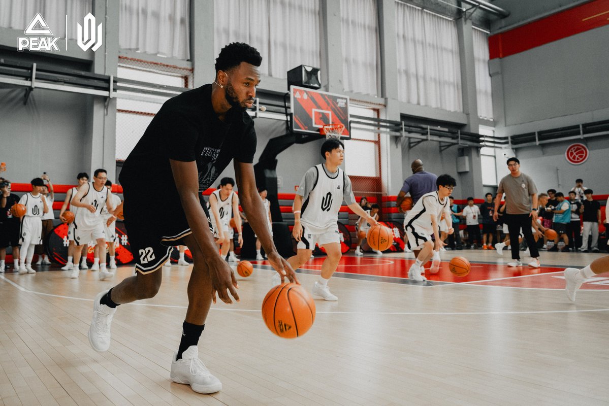 PEAKSPORTINTL's tweet photo. Coach Wiggins in the building. 🏀🔥

At PEAK Talent Camp, Wiggins shared the court with young hoopers — breaking down moves, pushing the pace, and passing on the champion mindset.

#PEAKSPORT #AndrewWiggins #WigginsChinaTour #PEAKBasketball #AW5 #PEAKtaichi https://t.co/JKczQU29XG