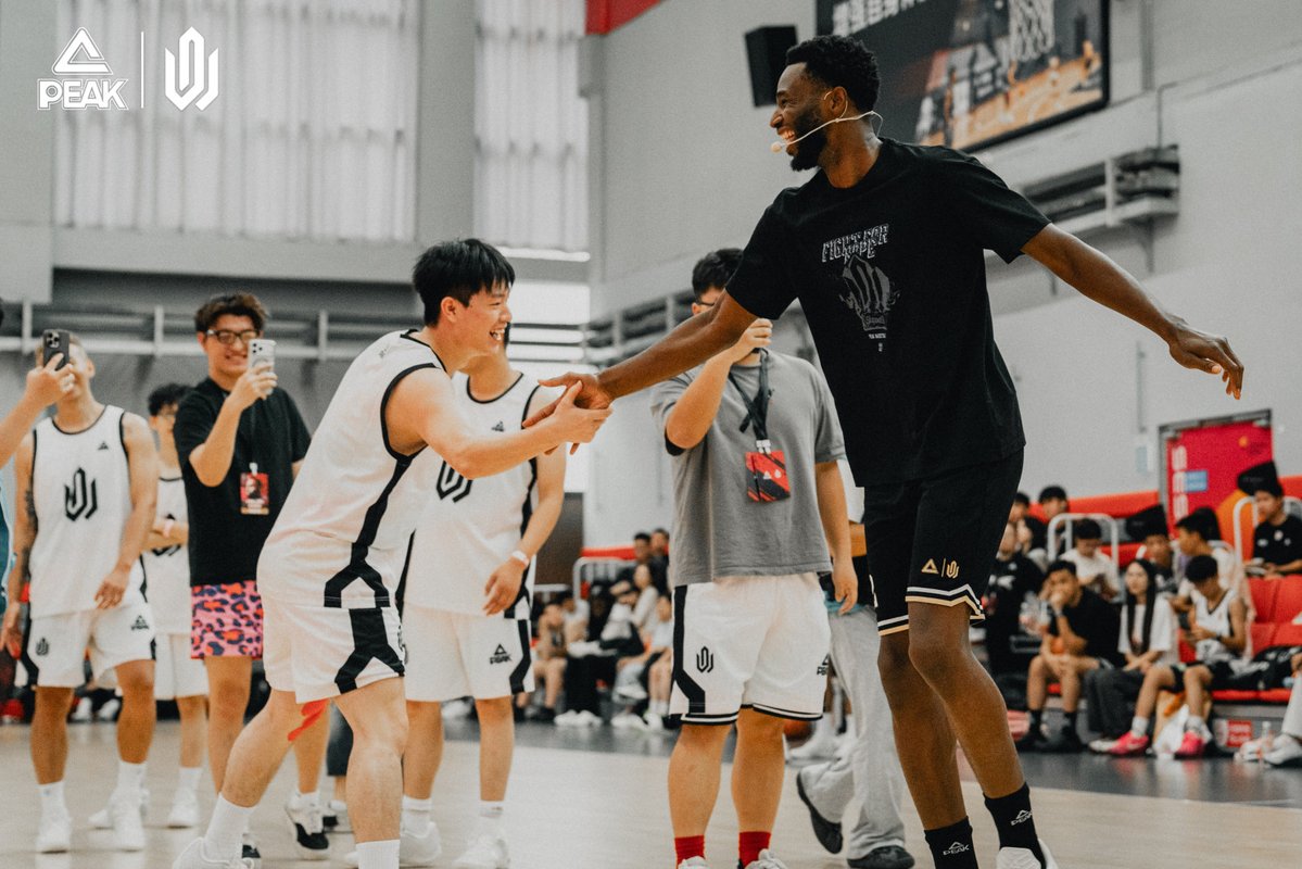 PEAKSPORTINTL's tweet photo. Coach Wiggins in the building. 🏀🔥

At PEAK Talent Camp, Wiggins shared the court with young hoopers — breaking down moves, pushing the pace, and passing on the champion mindset.

#PEAKSPORT #AndrewWiggins #WigginsChinaTour #PEAKBasketball #AW5 #PEAKtaichi https://t.co/JKczQU29XG