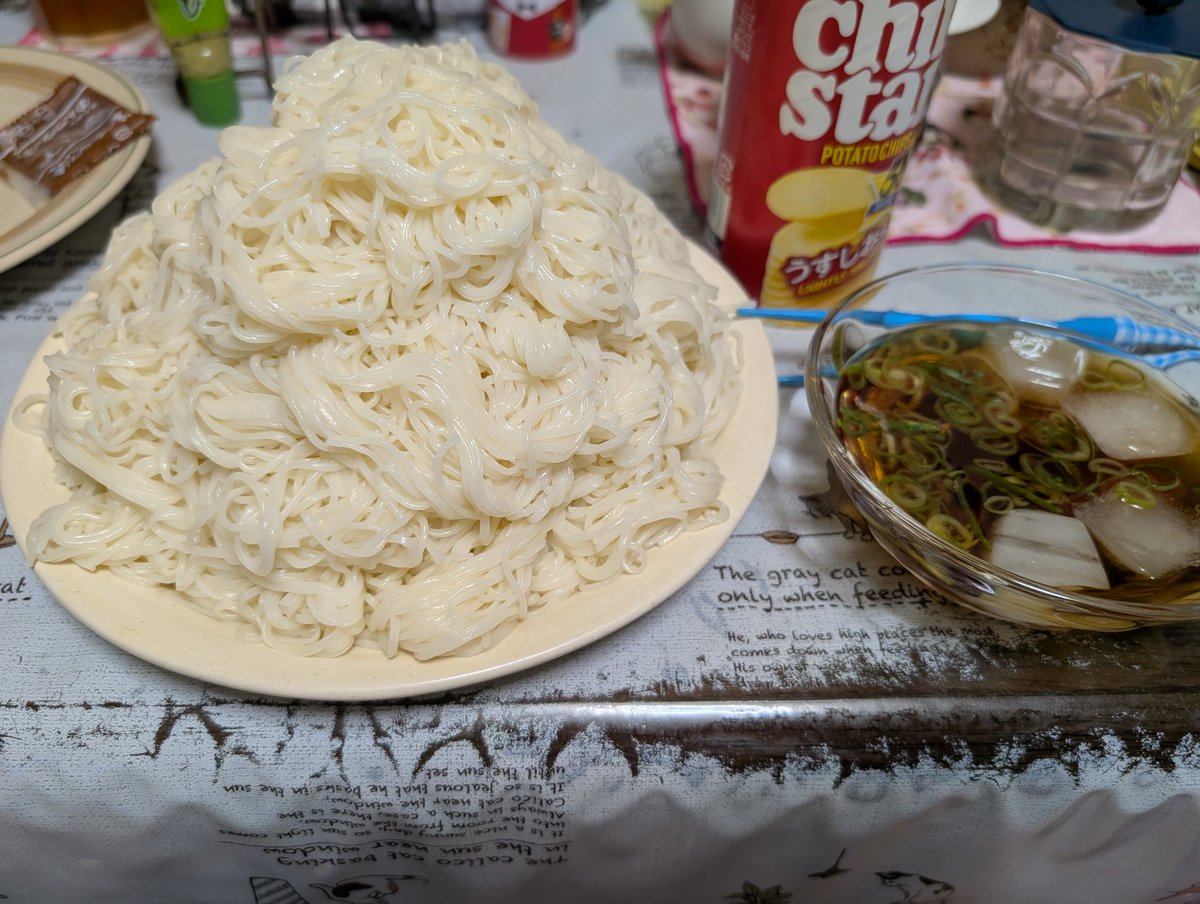 ns_tart's tweet photo. 夜飯のそうめん！
凄い量出てきて笑った！ https://t.co/Va7GXgpsts