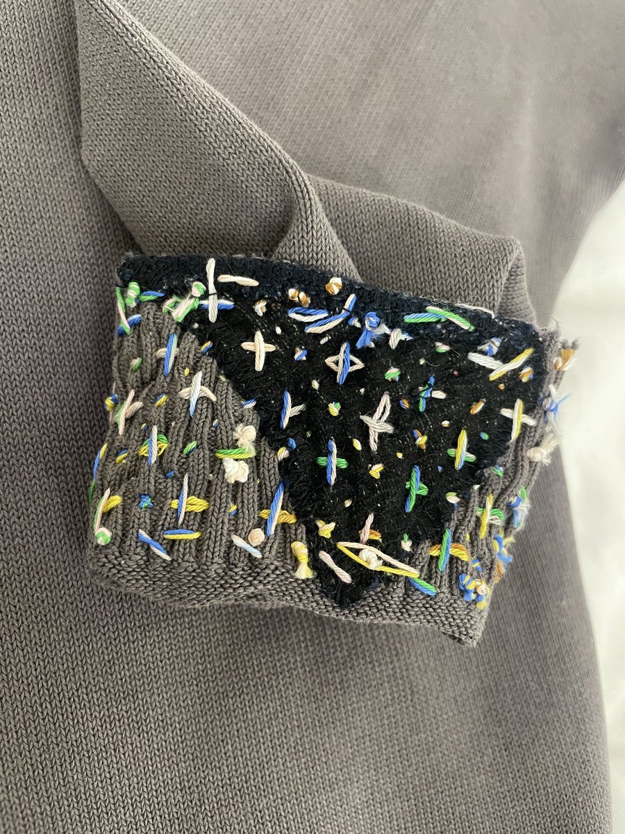 Nao_Masunaga's tweet photo. 裏側はこんな感じで賑やか。中学生の時に制服の下に着る、校則に違反しない地味な色味のトップスとして亡き母に買ってもらった一品。大人になってからは部屋着にしていたけど微妙に母が修理してくれた跡が残っていたから捨てれずにいました。
ユニクロのリペア代金は8€、お値段以上のサービスでした🪡 https://t.co/XTp0lmovtJ