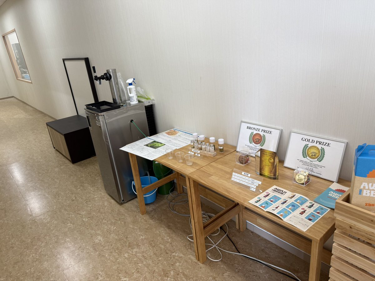 mt__beer130's tweet photo. 所謂地ビールの中ではしっかりしてる印象の淡路島のAwaji Brewery。ドライブついでに醸造所に行ってみたけど全種類無料テイスティングに量り売り500ml超で600円！社員さんに丁寧にご説明いただき大満足でしたわ〜 https://t.co/so0KKDqhYz
