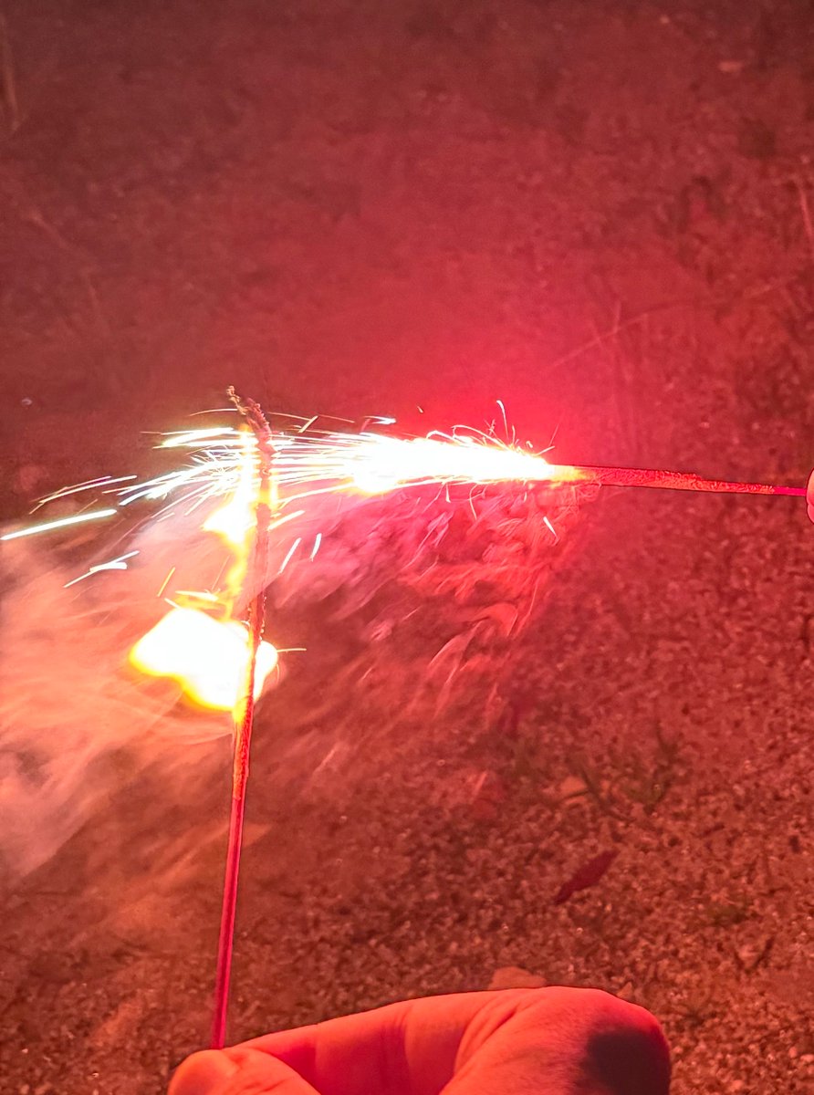 morin_sub's tweet photo. 窓の外で花火が上がってた。

一人で見る花火も綺麗だけど、

「綺麗だね」って笑い合える誰かがいたら、もっと綺麗なんだろうな。

いつか君と一緒に見れたらいいな。🎆 https://t.co/WQsMEioaCp