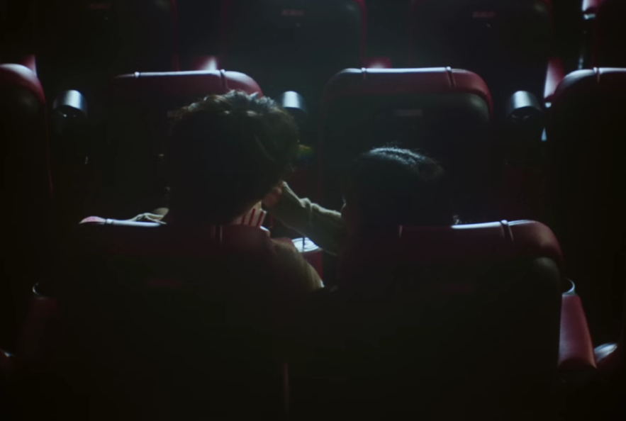 mingyursonly's tweet photo. NO WAY, you mean this was also DIno who was in this scene?! It's still him but just in a different outfit 😭 

CHUNSUNIE WAS FEEDING HIM POPCORN OMG https://t.co/9Zov73vNh1