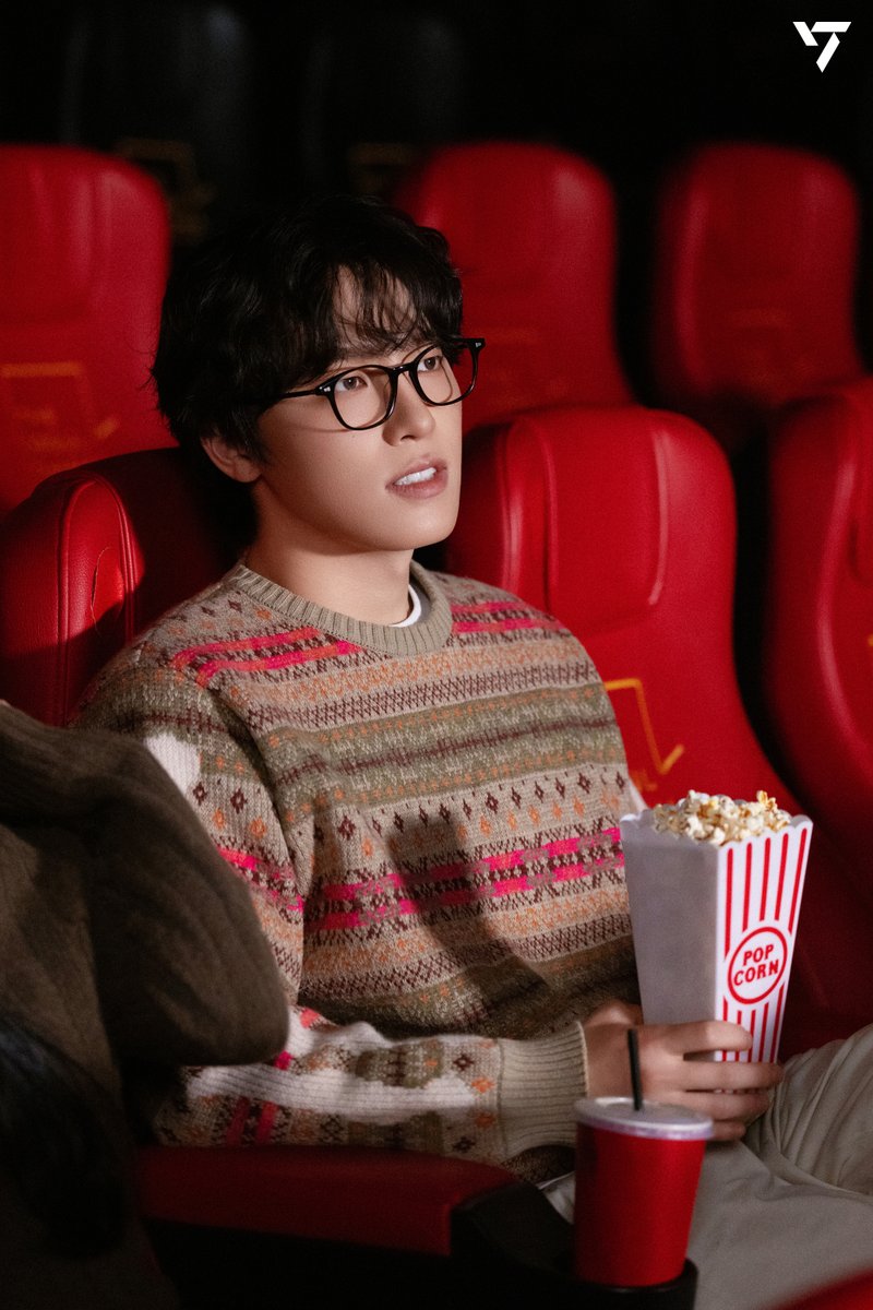mingyursonly's tweet photo. NO WAY, you mean this was also DIno who was in this scene?! It's still him but just in a different outfit 😭 

CHUNSUNIE WAS FEEDING HIM POPCORN OMG https://t.co/9Zov73vNh1