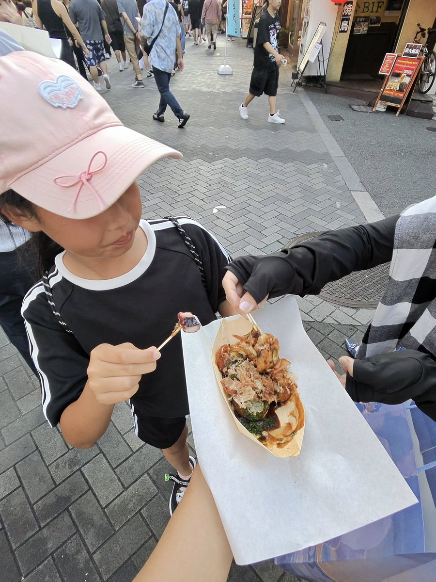 ken8008008's tweet photo. 昨日は娘がサッカー終わってから弾丸で難波にレッツゴーw

娘ちゃんがポップマートで
ミニオンとのコラボを欲しそうだったんで買いに😊

その後、昔から買ってるたこ焼きを食べに！
うまうまでした😆 https://t.co/2ZmxHHLBk2