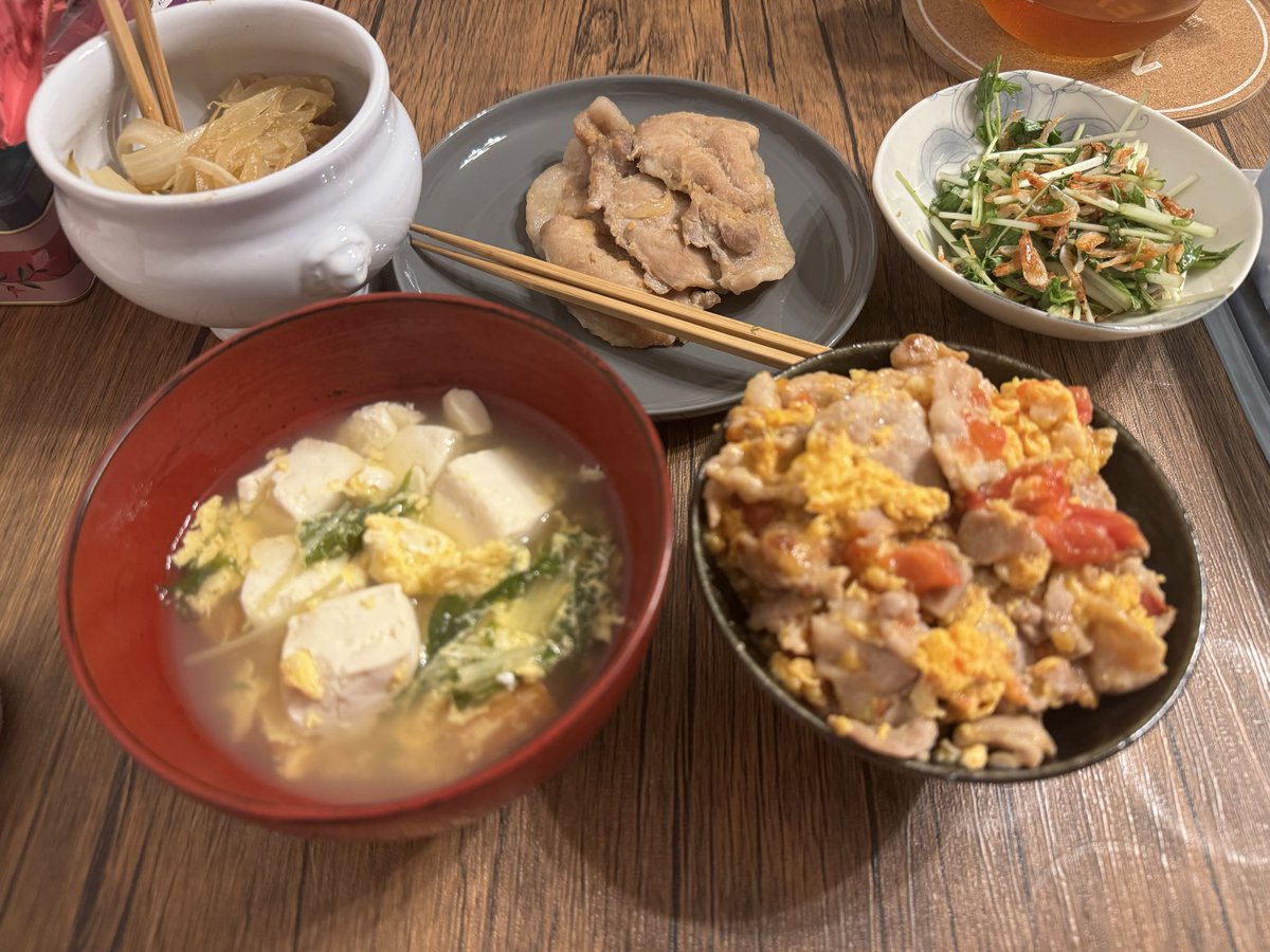 zettnotfound's tweet photo. トマ卵豚丼、水菜と豆腐のスープ、桜エビのサラダ、生姜焼き https://t.co/tAaqGqdlYh