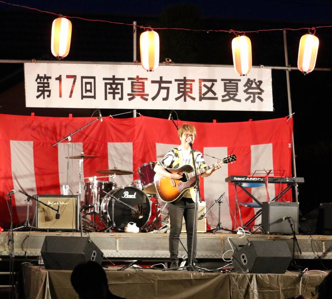 ono_yuta's tweet photo. 昨日の
小林市｢南真方東区 夏祭り｣のステージ
無事に終わりました🎆

久しぶりにお会い出来た方や
こすモ～ダンスを
元気良く踊ってくれる子たちもいて
めっちゃ楽しい時間でした😊
(その子たちは小学校の運動会で踊ったのを覚えてくれてました❣️)

歌を聴いて下さった皆様
ありがとうございました‼️ https://t.co/16k1SGVQU7