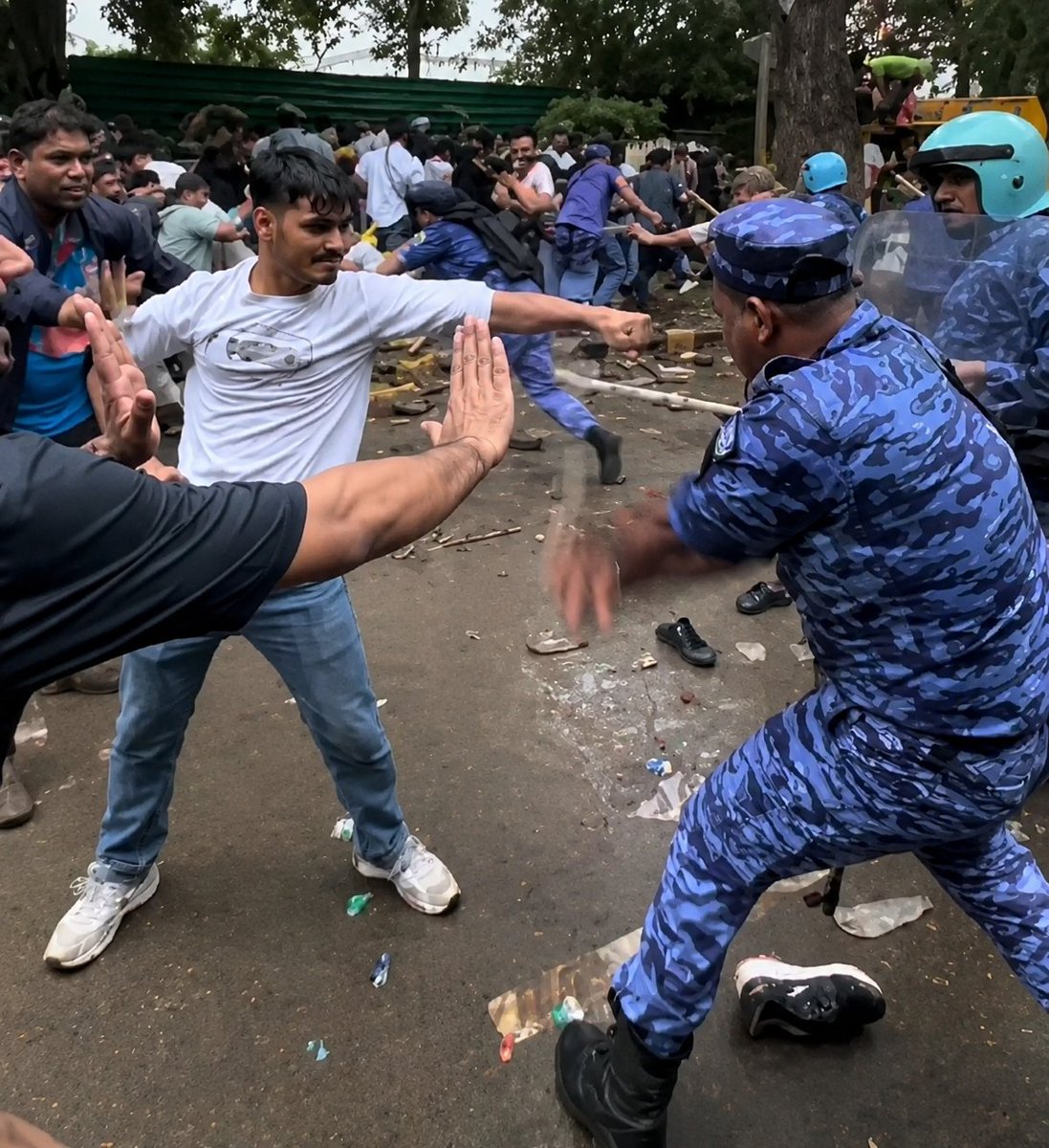 KraantiKumar's tweet photo. राजा युद्ध के मैदान से दूर ऊंचे टीले पर खड़ा होकर अपनी सेना को युद्ध लड़ते हुए देख रहा है.

युद्ध जीत गए तो, रणभूमि में जाकर श्रेय लूट लेंगे और अगर सेना युद्ध हार गई तो यहां से भाग लेंगे.

CJP के तीनों प्रवक्ता सुबह से जंतर मंतर से गायब हैं. जबकि उन्हें आज आंदोलनकारियों के साथ होना चाहिए था. 

जानबूझकर सौरव दास और आशुतोष रंका ने JP Nadda से मिलने गए. जंतर मंतर पर युवा पुलिस का लाठी डंडा खा रहे हैं. 19 July को सोनम वांगचुक ने भी ट्वीट और चिट्टी के माध्यम से युवा को भड़काया. 

युवाओं को भी सोचना चाहिए किसी के निजी महत्वाकांक्षा का मोहरा क्यों बनना. आंदोलन मोटिव अचीव करने से ज्यादा लीडरशिप प्रोड्यूस करने के लिए किया जा रहा है.