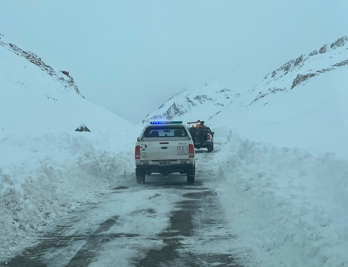 MercedesRus1's tweet photo. El temporal en alta montaña puso a prueba, una vez más, el compromiso de quienes están donde más se los necesita. https://t.co/fctRinSt04