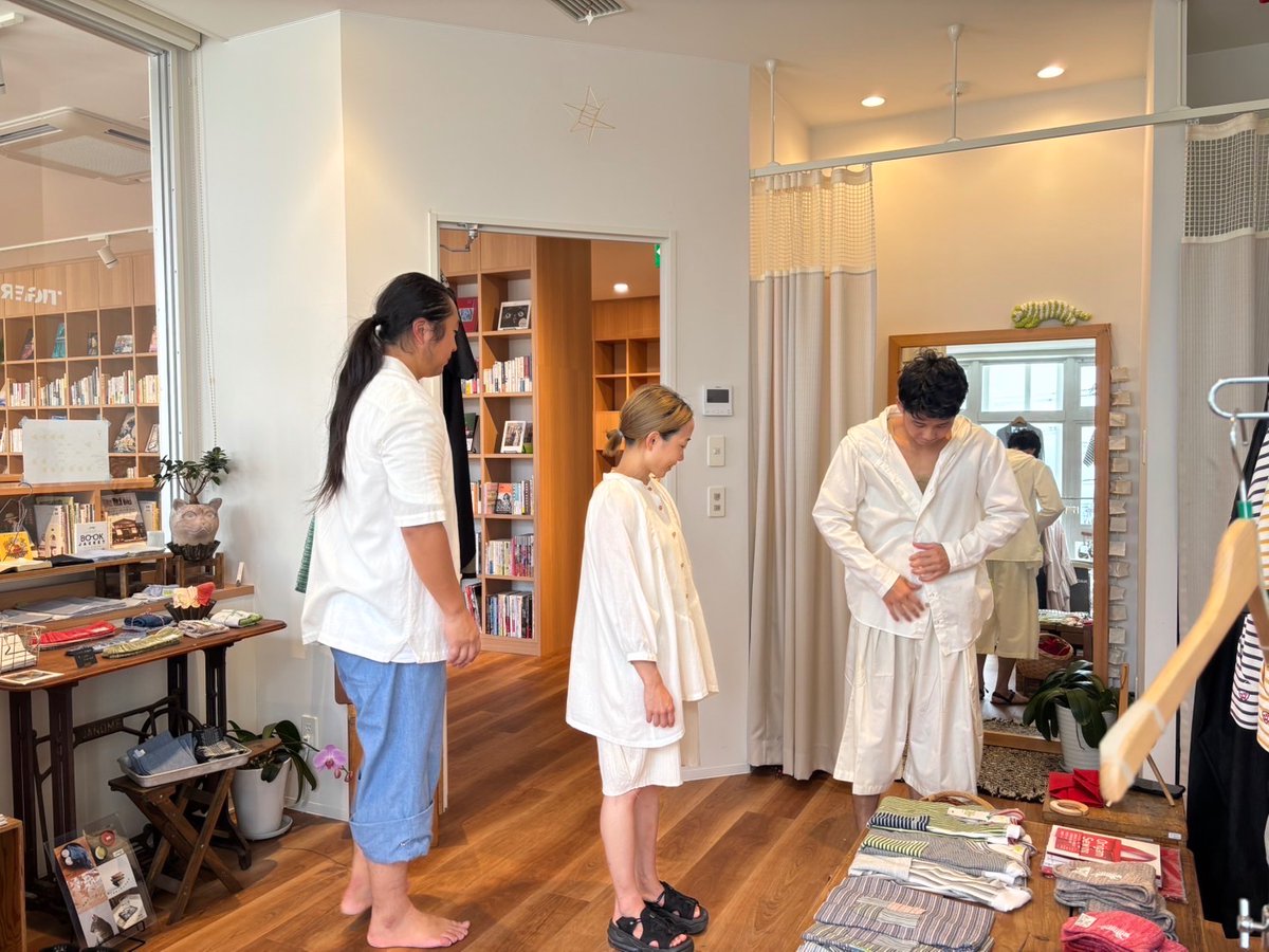ukimo_project's tweet photo. 衣装のご相談で、山口県の「うるとらはまいデザイン事務所」にお邪魔してきました！
作品のイメージを共有し、素材選びからこだわりながら、うきも-project-らしい新衣装を制作中です。
浜井さんの発想とデザインは本当に素晴らしく、完成が今からとても楽しみです😊

新衣装のお披露目をお楽しみに✨ https://t.co/mA27pewAJx