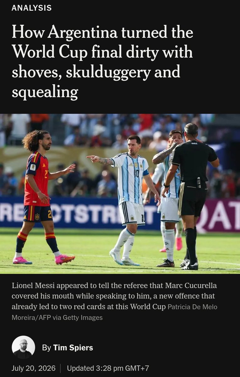 saludosparatii's tweet photo. Ada artikel yang sangat tajam oleh Tim Spiers di The Athletic.

Judulnya "Bagaimana Argentina membuat final Piala Dunia jadi laga kotor dengan aksi saling dorong, kelicikan, dan rengekan".

Isinya betul-betul membahas detail berbagai aksi kotor Argentina di laga semalam.

Mulai dari tekel keras Macalister, terjangan Tagliafico, sampai aksi tak terpuji Paredes setelah pertandingan.

Spiers menyamakan match ini dengan match final 2010. Dia berkata bahwa Spanyol telah membuat sepakbola menang.

Di akhir, dia menulis "harus diakui, mereka (Argentina) memang konsisten. Konsisten dalam kelicikan"

Sangat tajam😬