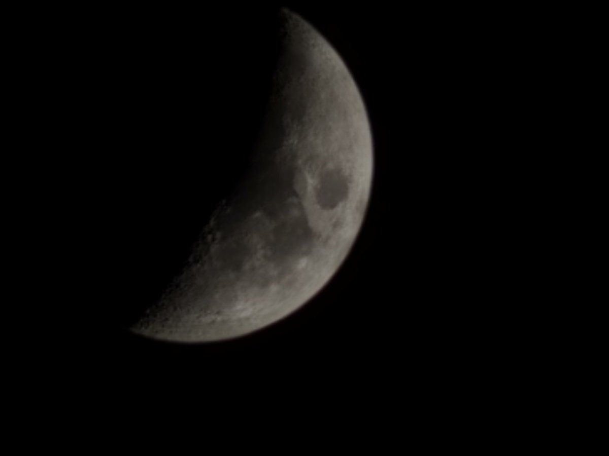 FAlien137713's tweet photo. 俺の新しいスマホ性能よすぎて、カメラ100倍にしたら月のクレーターまで写してくれる https://t.co/eoTL3ImTHp