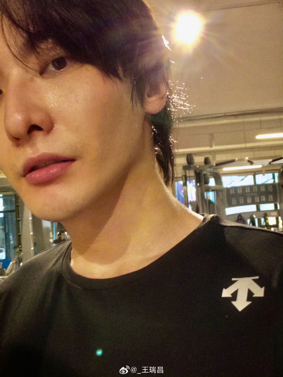 nanwangj's tweet photo. 260720 왕서창 웨이보 

사진 촬영=운동 완료
#왕서창 #王瑞昌 #WangRuichang https://t.co/FhnwyqY0u6
