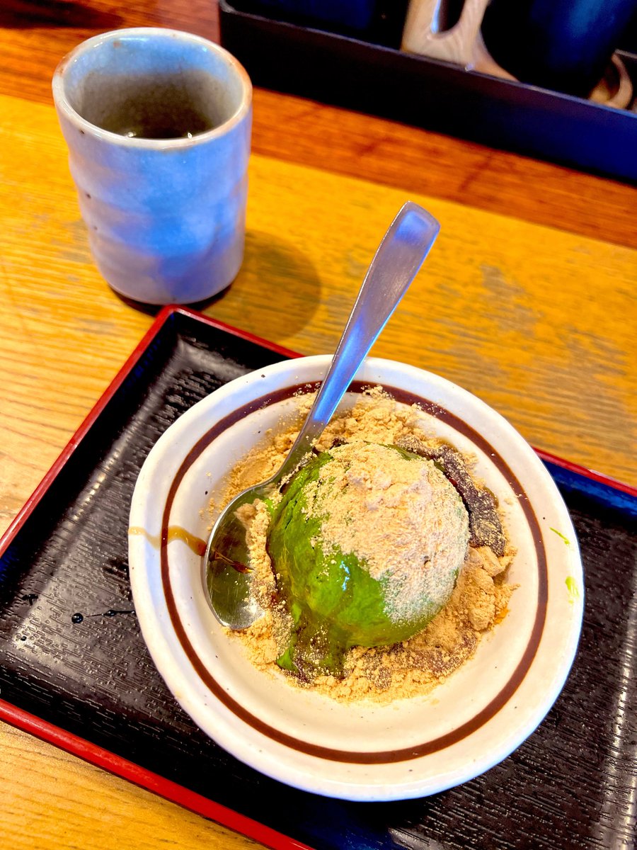 mitarashi2020's tweet photo. うどんの久兵衛屋にて
肉つけ汁うどんに野菜天ぷらをセット
食後に抹茶アイスのきな粉黒蜜掛け

美味しく食しました
武蔵野うどん、うまい
そして、食後のきな粉と黒蜜掛かってる抹茶アイスって奴は何でこんなに美味しいんですかね
#うどんうまい  #黒蜜きな粉抹茶アイスうまい https://t.co/mFUwCRNG6o