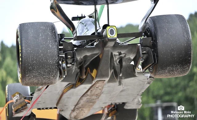 f1rtp's tweet photo. Vista inferior do W17 ( de @GeorgeRussell63 ) após abandono em Spa. https://t.co/GqgBDCG4lR