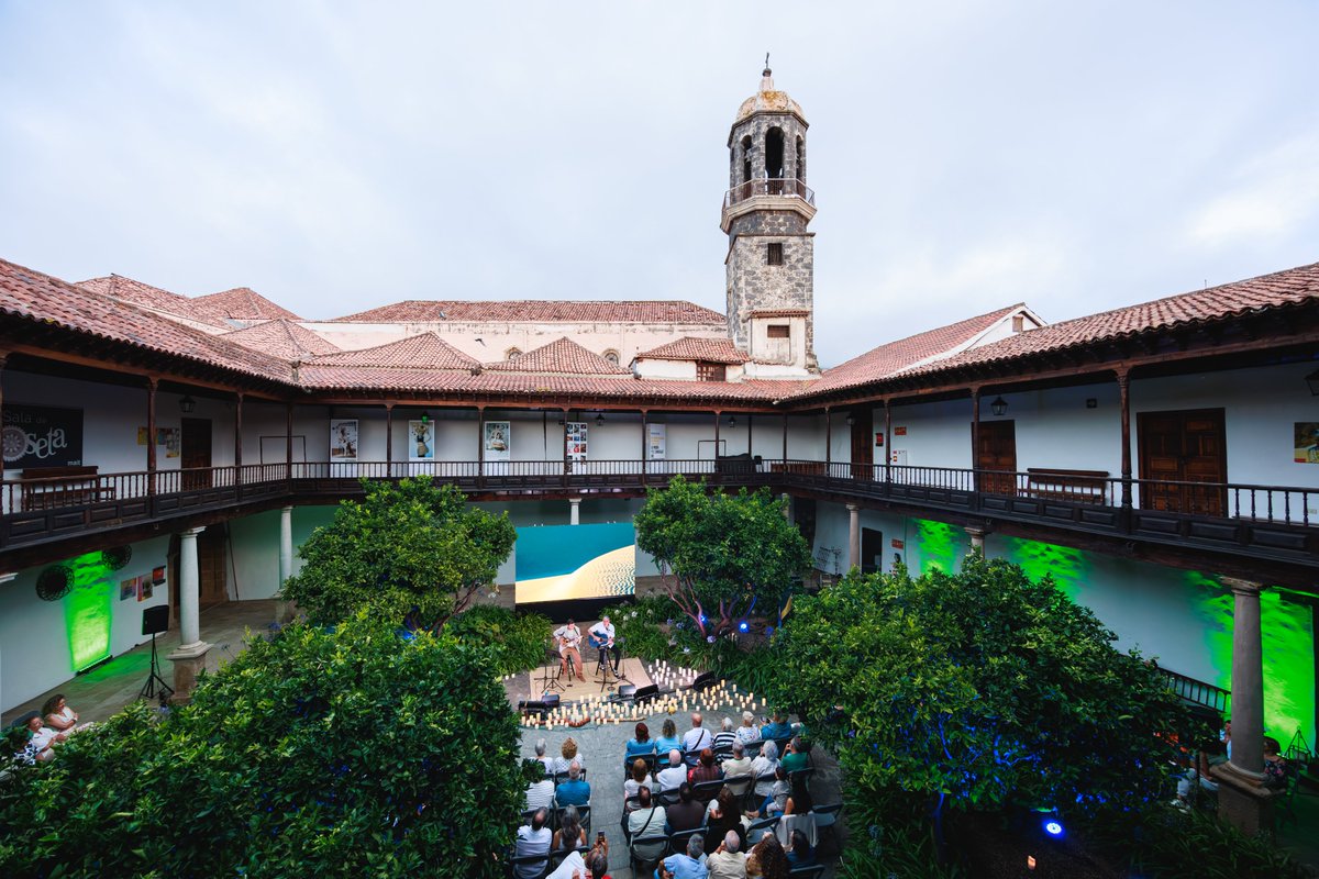 CabildoTenerife's tweet photo. 🌃 #ARTESANÍA 𝗟𝗮𝘀 𝗡𝗼𝗰𝗵𝗲𝘀 𝗱𝗲𝗹 𝗠𝗔𝗜𝗧 𝗰𝗼𝗻𝘁𝗶𝗻𝘂́𝗮𝗻 𝗰𝗼𝗻 “𝗔𝗿𝘁𝗲𝘀𝗮𝗻𝗶́𝗮𝘀 𝗱𝗲 𝗦𝗮𝗹𝗶𝘁𝗿𝗲”, 𝘂𝗻 𝘃𝗶𝗮𝗷𝗲 𝗽𝗼𝗿 𝗹𝗼𝘀 𝗼𝗳𝗶𝗰𝗶𝗼𝘀 𝘁𝗿𝗮𝗱𝗶𝗰𝗶𝗼𝗻𝗮𝗹𝗲𝘀 𝘃𝗶𝗻𝗰𝘂𝗹𝗮𝗱𝗼𝘀 𝗮𝗹 𝗺𝗮𝗿.

🪵🌊 La 𝗰𝗮𝗿𝗽𝗶𝗻𝘁𝗲𝗿𝗶́𝗮 𝗱𝗲 𝗿𝗶𝗯𝗲𝗿𝗮, la 𝗰𝗲𝘀𝘁𝗲𝗿𝗶́𝗮 y otros oficios tradicionales protagonizaron este recorrido, centrado en los 𝗰𝗼𝗻𝗼𝗰𝗶𝗺𝗶𝗲𝗻𝘁𝗼𝘀 𝗵𝗲𝗿𝗲𝗱𝗮𝗱𝗼𝘀 que han permitido su conservación hasta nuestros días.

💬 El consejero insular, @Efraincan, manifestó que “𝗟𝗮𝘀 𝗡𝗼𝗰𝗵𝗲𝘀 𝗱𝗲𝗹 𝗠𝗔𝗜𝗧 𝘀𝗲 𝗵𝗮𝗻 𝗰𝗼𝗻𝘀𝗼𝗹𝗶𝗱𝗮𝗱𝗼 𝗰𝗼𝗺𝗼 𝘂𝗻 𝗲𝘀𝗽𝗮𝗰𝗶𝗼 𝗽𝗿𝗶𝘃𝗶𝗹𝗲𝗴𝗶𝗮𝗱𝗼 𝗽𝗮𝗿𝗮 𝗮𝗰𝗲𝗿𝗰𝗮𝗿 𝗹𝗮 𝗮𝗿𝘁𝗲𝘀𝗮𝗻𝗶́𝗮 𝘆 𝗻𝘂𝗲𝘀𝘁𝗿𝗮𝘀 𝘁𝗿𝗮𝗱𝗶𝗰𝗶𝗼𝗻𝗲𝘀 𝗮 𝗹𝗮 𝗰𝗶𝘂𝗱𝗮𝗱𝗮𝗻𝗶́𝗮, mostrando el enorme valor cultural e histórico que atesoran los oficios vinculados al mar”.

ℹ️ https://t.co/Fom0h6gYTT