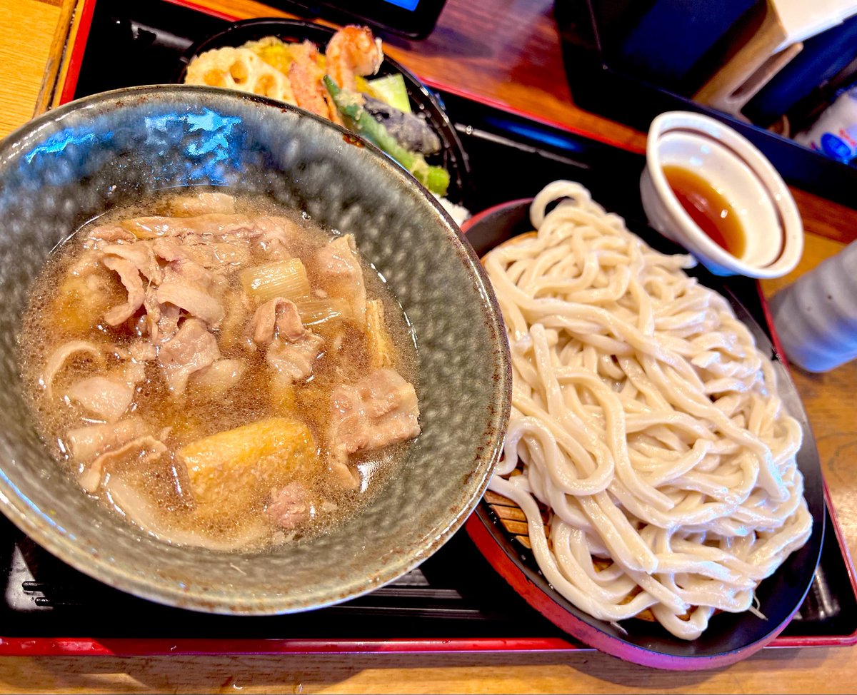 mitarashi2020's tweet photo. うどんの久兵衛屋にて
肉つけ汁うどんに野菜天ぷらをセット
食後に抹茶アイスのきな粉黒蜜掛け

美味しく食しました
武蔵野うどん、うまい
そして、食後のきな粉と黒蜜掛かってる抹茶アイスって奴は何でこんなに美味しいんですかね
#うどんうまい  #黒蜜きな粉抹茶アイスうまい https://t.co/mFUwCRNG6o
