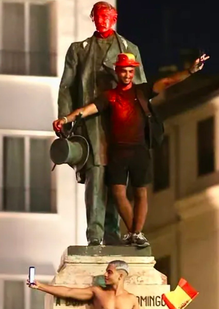 mlgmonumental's tweet photo. Grave agresión al patrimonio de Málaga al pintar de rojo la escultura del Marqués de Larios de Mariano Benlliure durante los actos vandalicos de la celebración del Mundial de Fútbol https://t.co/bciZJWvXlp