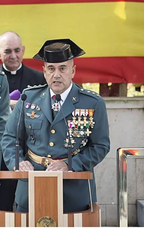 pepeluspain's tweet photo. El miserable Teniente General, Luís Antonio del Castillo ha perdido su honor.  Todas esas medallas que cuelgan del uniforme al que has traicionado te las deberían de cambiar por chapas de Coca cola. Aparte de mamporrero de Marilaska es un cobarde y un traidor a la patria. https://t.co/3ubyKMXLn3