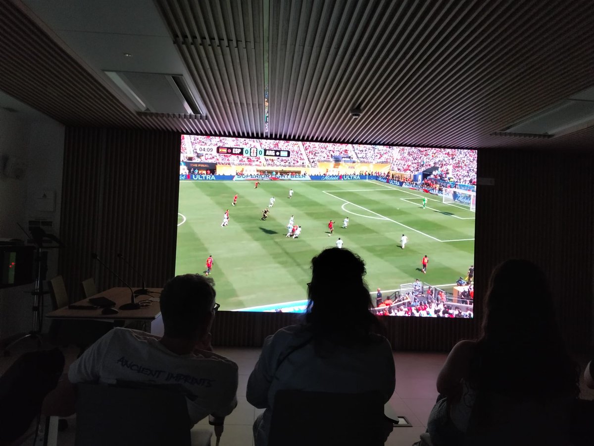 HGregorioM's tweet photo. ❤️💛 ¡Así vivimos en el #GregorioMarañón la victoria de 'La Roja'!

👏 Pacientes, familiares y profesionales compartieron la emoción del partido y disfrutaron juntos.

⭐️⭐️ Apoyaron y empujaron a la @SEFutbol hacia su segunda estrella.

#VamosEspaña | #CopaMundialFIFA https://t.co/A3JAEzvj6V