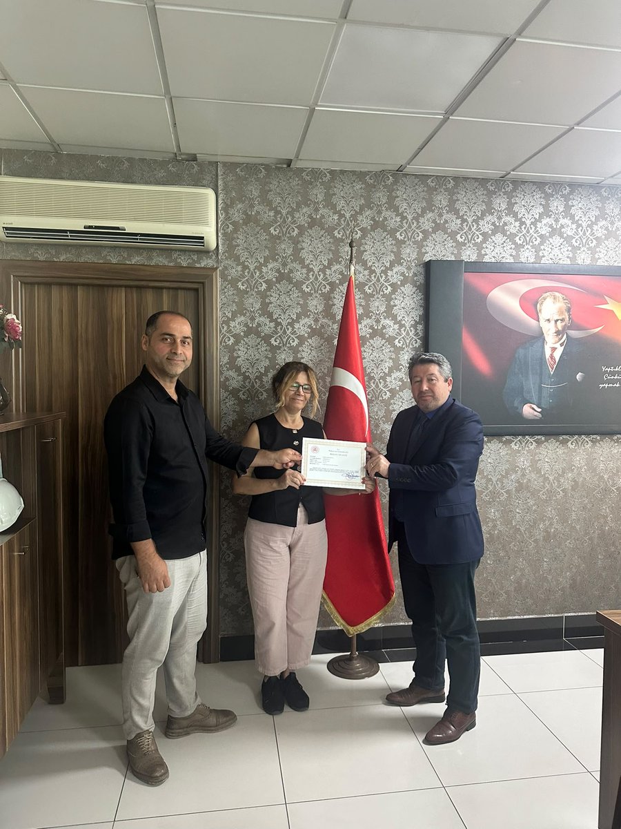 tuzlasgm's tweet photo. Kamu hizmetlerinin etkin yürütülmesine katkı sunan  personellerimizden Şinasi Yalçıner, Aliasker Güneş ve Lütfiye Gendigelen'e, Sn.Kaymakamımız Ümit Hüseyin Güney tarafından verilen Başarı Belgeleri Müd.müz Adem Koç ve Müd.Yrd.Mehmet Demirci tarafından takdim edilerek teşekkür ed https://t.co/Onkc3xESRu