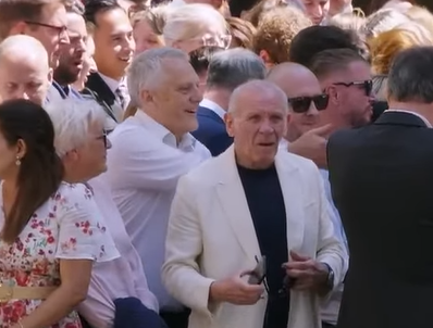 acailler's tweet photo. What the hell is Peter Reid doing outside Downing Street?! https://t.co/bHssHfMIr2
