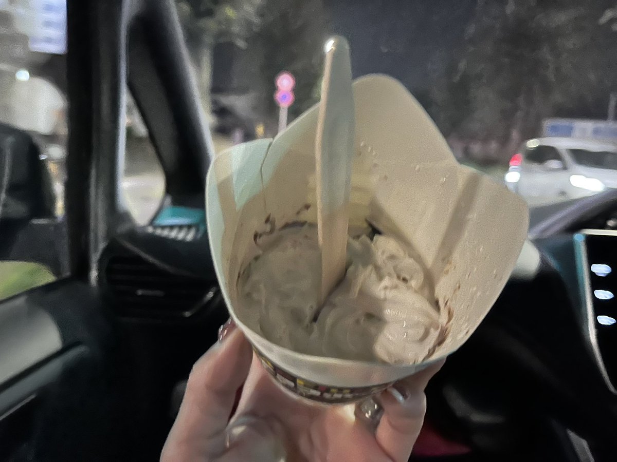 sleepy_15's tweet photo. ラーメンからのマックフルーリーチョコボール。 https://t.co/5NEav31W8e
