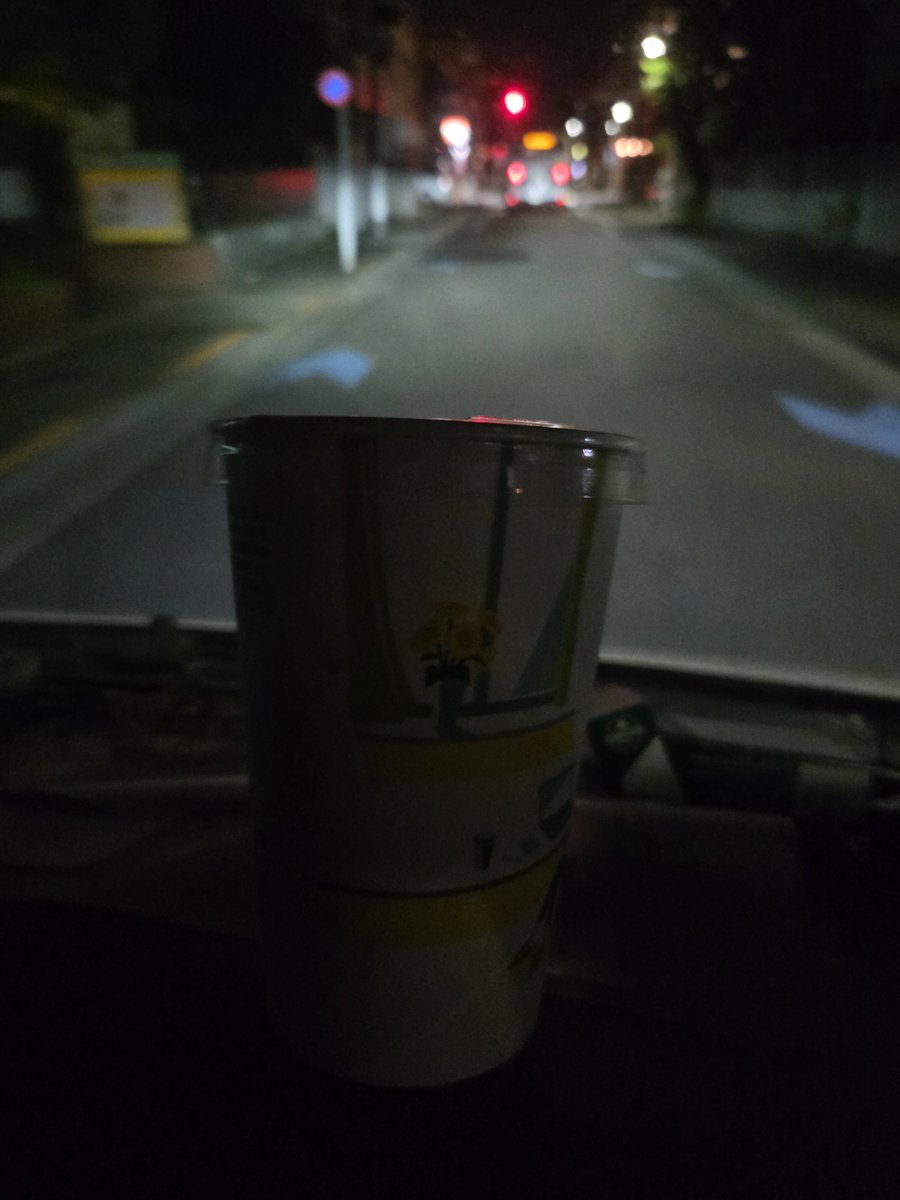 azasuoralluka's tweet photo. ローソンのほうじちゃらてまじうめえから飲んでほしい。
仕事終わりの一杯いかがですか！？
これみておいしさ伝われ！(どこみて伝わって欲しいのよ画像) https://t.co/aTP59pByZS