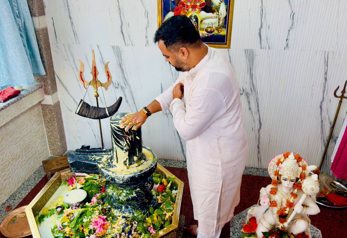 Sushanta_BJP's tweet photo. 🕉️ পবিত্র শ্রাবণ মাসের প্রথম সোমবারে আজ #শ্রীশ্রী_দক্ষিণেশ্বরী_কালিবাড়ি-স্থিত #শিব_মন্দিরে বাবা #ভোলানাথের শুভ স্নানকার্যে অংশগ্রহণ করে শিব আরাধনায় ব্রতী হই।

মহাদেবের অশেষ কৃপায় সকলের জীবন সুখ, শান্তি, সুস্বাস্থ্য ও সমৃদ্ধিতে ভরে উঠুক। ভক্তি, বিশ্বাস ও মানবকল্যাণের এই পবিত্র বার্তা আমাদের সকলের জীবনকে আলোকিত করুক।

হর হর মহাদেব! 🔱
ওঁ নমঃ শিবায়। 🙏