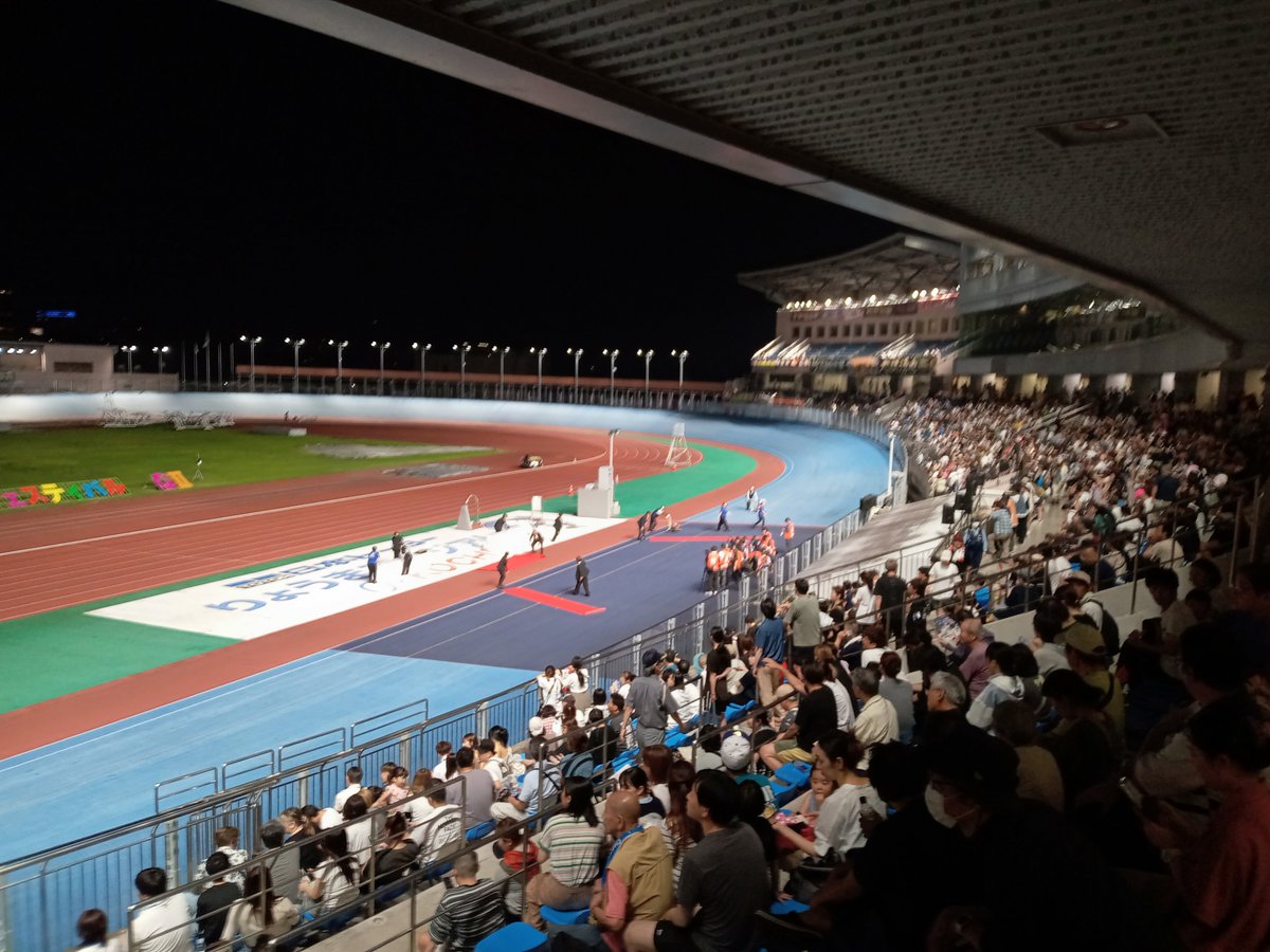 ytaj3's tweet photo. GⅡサマーナイトフェスティバルの決勝が終わったのですが、皆さん帰りません！残ってます！
こんなの初めてですよ。
グランプリだってほとんどの客はさっさと帰るんですけどね。
高知競輪場凄いな(笑) https://t.co/JRooqRs3Vp