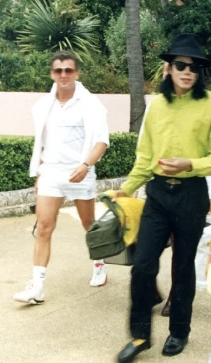 mjjposts's tweet photo. Michael Jackson nas Bermudas, 1990 🍋‍🟩 https://t.co/JUWrB6kDFX