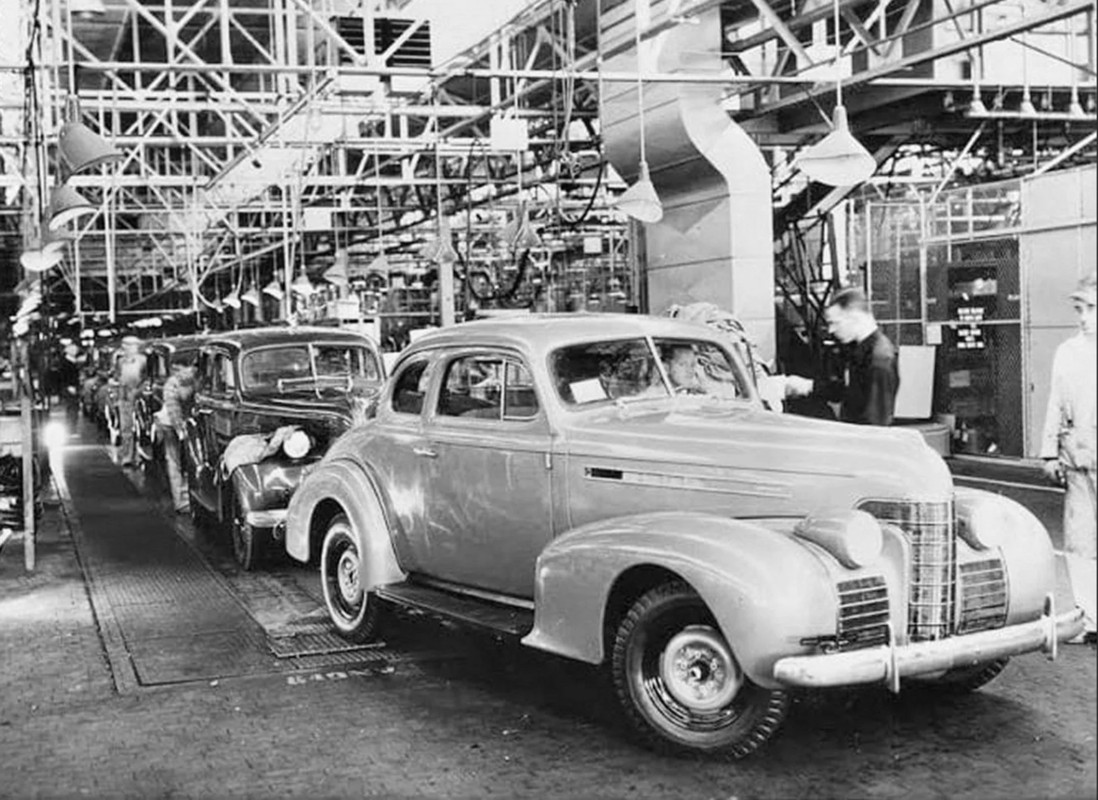 Geostrategic777's tweet photo. 1939 Oldsmobile's coming down the line. https://t.co/3UFrj1NTT9