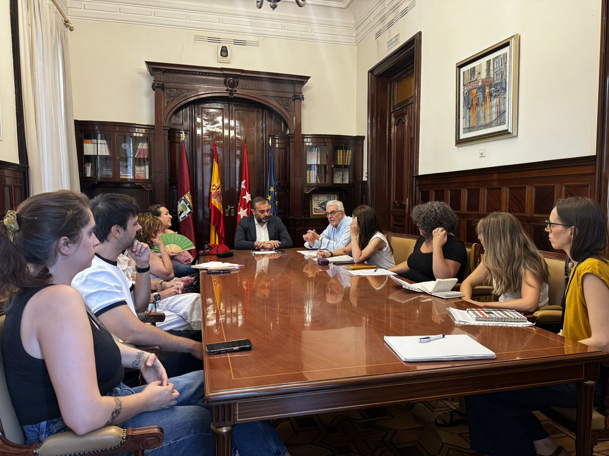 seguragc's tweet photo. Desde el Ayuntamiento de @MADRID se realiza una importante labor social en las calles del #DistritoCentro y, especialmente, en #Lavapiés 

Hoy, los profesionales de @madridsalud han explicado de primera mano los diferentes programas de adicciones que desarrollan en #Embajadores y hemos dado el primer paso para implementar el servicio de mediación.

Desde el Ayuntamiento seguiremos trabajando de manera constante por este barrio, pero y también es imprescindible reforzar la seguridad ciudadana. 

Por eso, vuelvo a pedir al delegado del Gobierno @franmartagui que asuma su responsabilidad y trabaje por los vecinos del Distrito Centro, debemos mejorar su calidad de vida. 

Pedimos más medios para el FOCUS del GOR y que la UIP de @policia tenga un punto móvil continuo en las pricipales Plazas de Lavapiés.