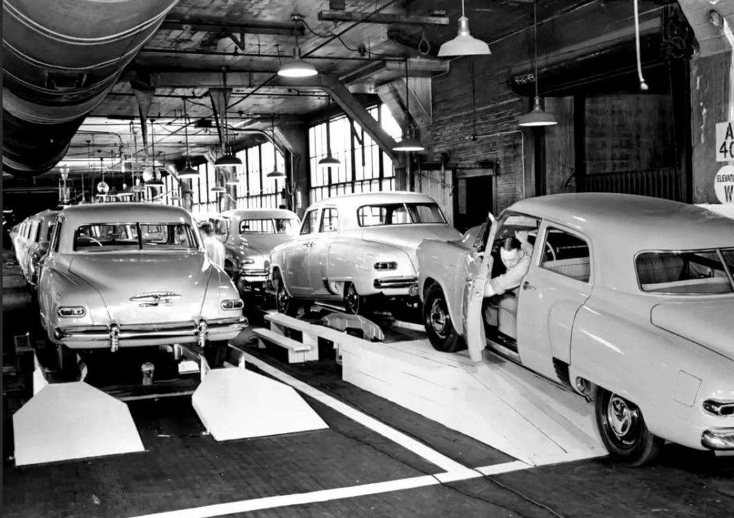 Geostrategic777's tweet photo. 1948 Studebakers https://t.co/ivQqmJWG8g