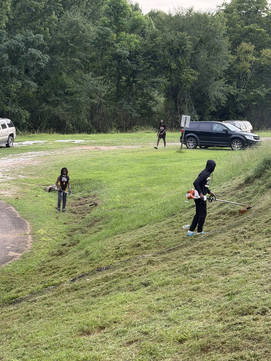 LaFayetteHS_FB's tweet photo. Small recap of yesterday’s Stadium Cleanup Day. 🖤💛 One step closer to Friday night lights. 💪

#DOGMentality #LaFayetteHighFootball #LetEmKnow https://t.co/bFUymzCWwV