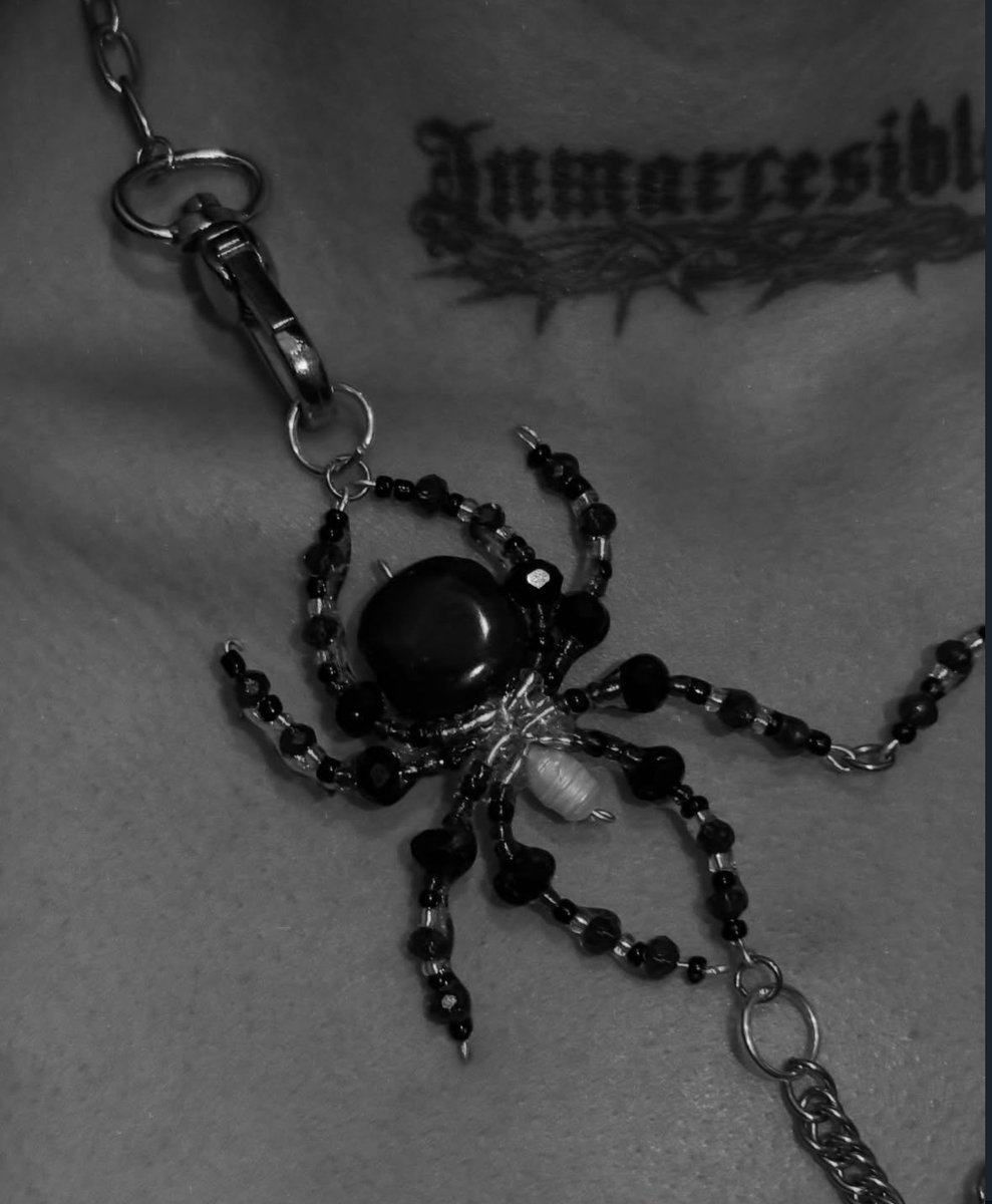 AndreaSaraely's tweet photo. amo cuando me dan total libertad para diseñar, mi hermana solo me dijo ‘haz algo que sea muy yo’ y salió este graaan collar🕷️🕸️ https://t.co/sbFKSV9bvi