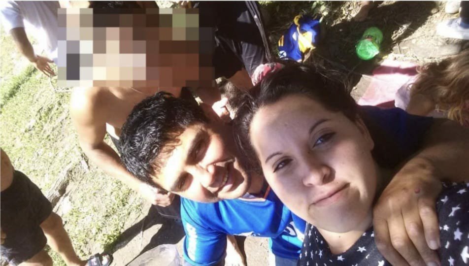 leoguevara80's tweet photo. #FueAnticipo #Horror Rocío Belen Gomez era madre de 3 criaturas y murió apuñalada. El femicida estaba borracho, la golpeó antes de asesinarla quedó preso a las pocas cuadras cuando se escapó. Tiene 42 años y estaba condenado por violencia pero en libertad. Movil @radiomitrecba. https://t.co/HQkU5l0RQn