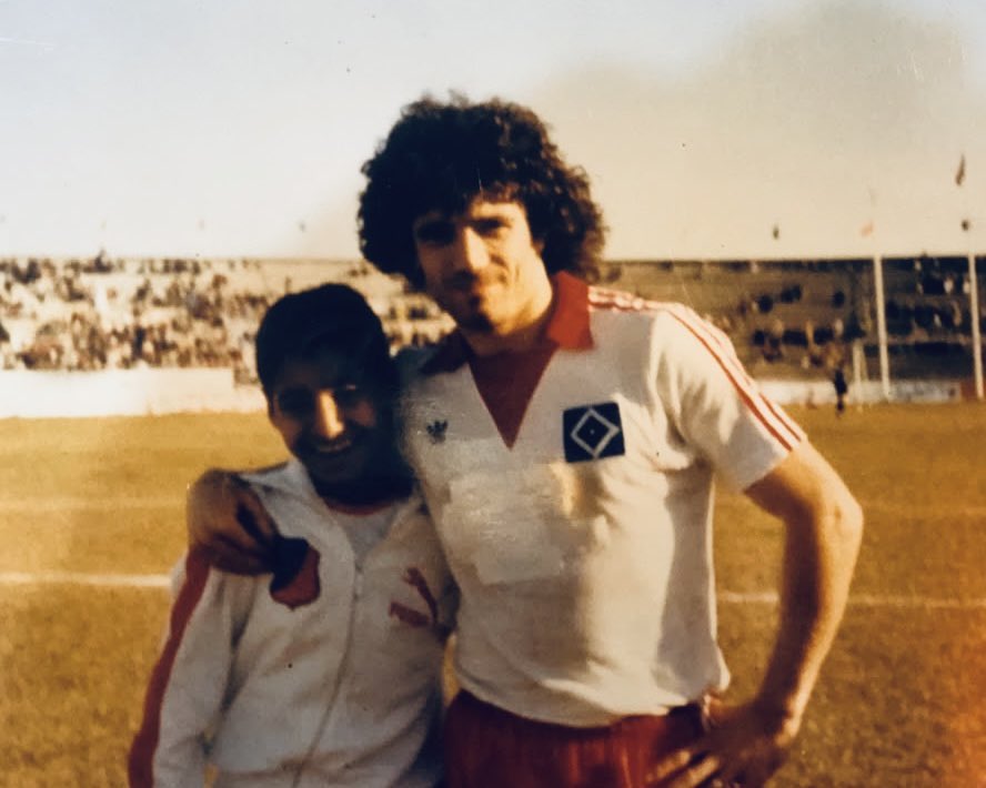 kuwaitclub's tweet photo. لاعب نادي الكويت السابق علي الزيد مع الأسطورة الراحل كيفن كيغن في الكويت عام ١٩٧٩م

#نادي_الكويت
#kuwaitclub https://t.co/tFlZtx22ll