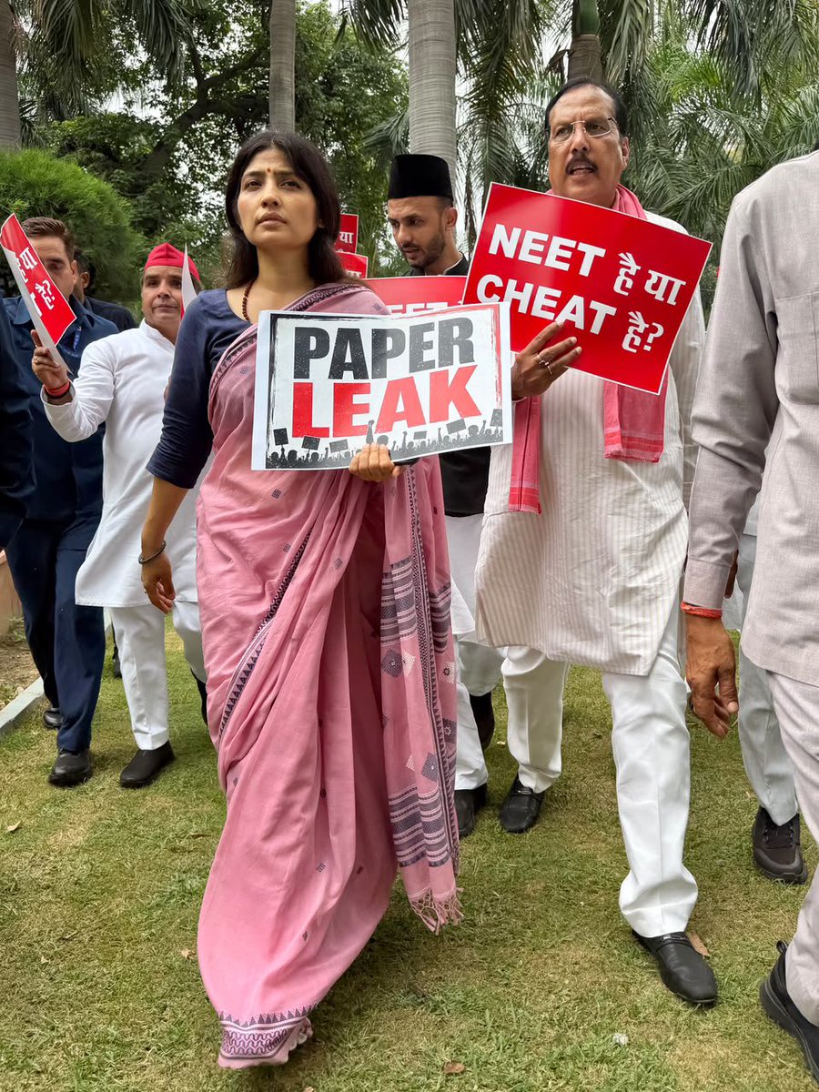 RajeevRai's tweet photo. पेपर लीक के खिलाफ नौजवानों के आंदोलन में आज जब हम लोग सदन सें जंतरमंतर के लिए निकले तो पुलिस ने तमाम बैरिकेडिंग कर रखी थी ।

उससे कूद कर निकलने पर गिरफ़्तार कर लिया गया,, मासूम बच्चियों पर लाठीचार्ज, कपड़े तक फाड़ डाले बिना नेम प्लेट और सादी वर्दी में पुलिस वालों ने।

हम लड़ भीड़ कर उन्हें मदद करते रहे, लेकिन अहंकारी सरकार की पुलिस ने अंग्रेज़ों से भी ज़्यादा बर्बरता अपने नौजवानों पर किया @AmitShahOffice @DelhiPolice @yadavakhilesh @CJP_for_India