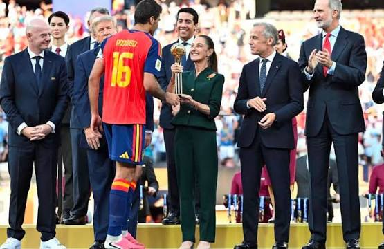 memesdelprofe's tweet photo. Me acabo de dar cuenta que la presidente de México le entregó oro a los españoles XD https://t.co/uOgzmzPfAr