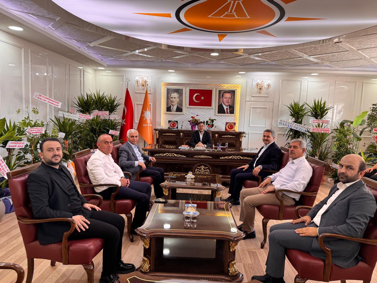 AkPartiSiirt's tweet photo. İl Başkanımız Sn. @AvHekimGider ve Milletvekilimiz Sn. @mervangul56, Yerel Yönetimler Başkan Yardımcısı ve Bölge Koordinatörü Sayın Eyüp Eroğlu’nu İl Başkanlığımızda misafir etti.

Gerçekleştirilen ziyarette; belediyelerimizin yürüttüğü çalışmalar, yerel yönetim hizmetlerinin daha etkin ve verimli şekilde sürdürülmesine yönelik değerlendirmeler ile önümüzdeki döneme ilişkin istişarelerde bulunuldu.

Nazik ziyaretleri ve kıymetli değerlendirmeleri dolayısıyla Sayın Eyüp Eroğlu’na teşekkür ederiz.