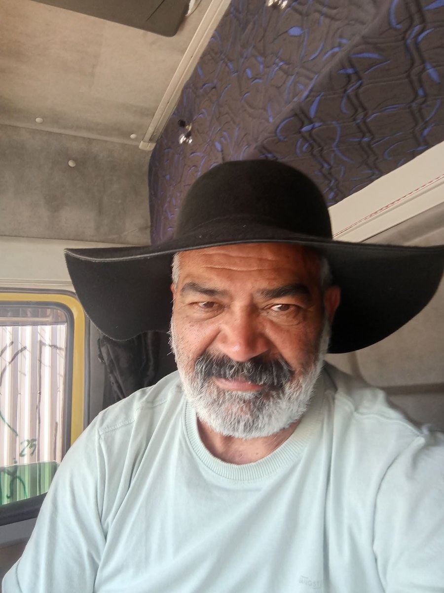 Josqow's tweet photo. Caminhoneiro lindo e gostoso https://t.co/yQBRhkusBn