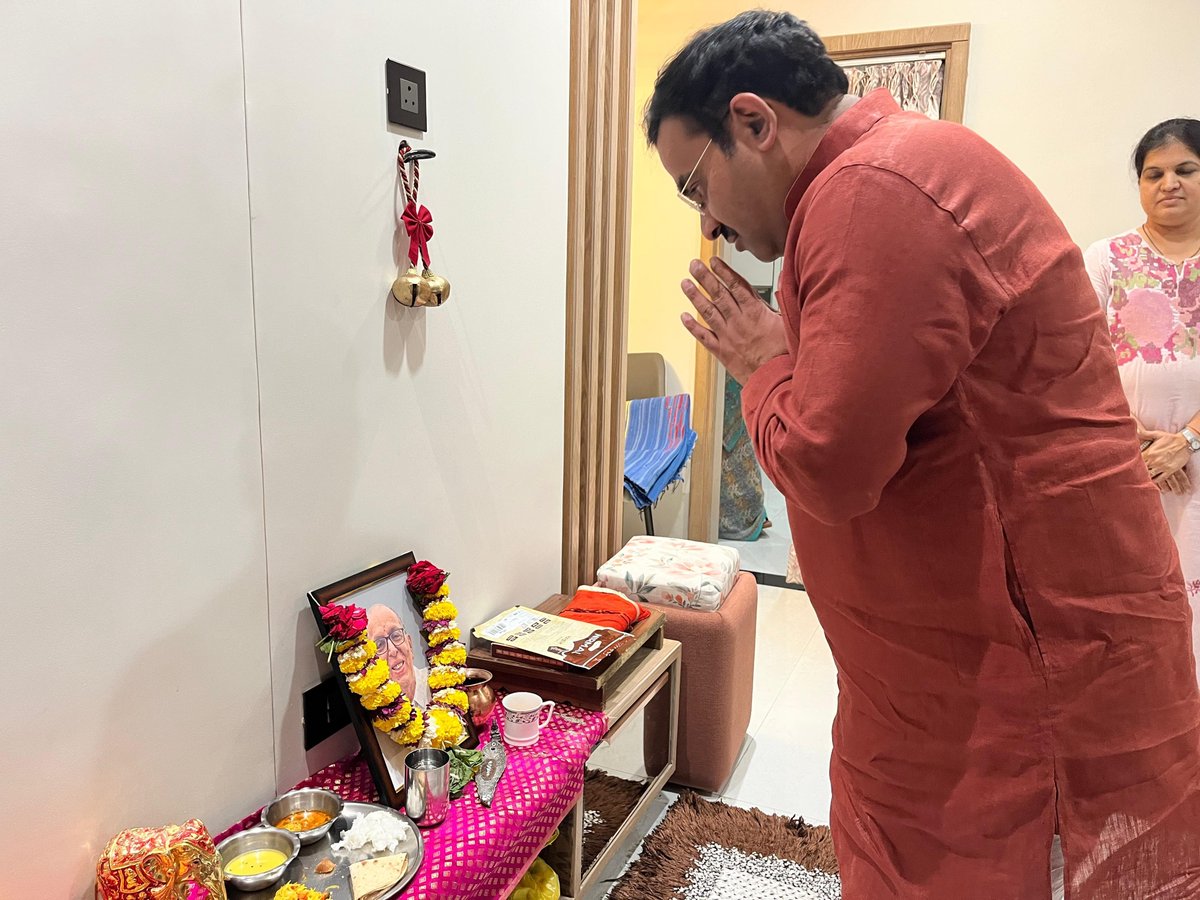 Parinayfuke's tweet photo. 'एबीपी माझा'चे विदर्भ प्रमुख श्री. रजत वशिष्ठ यांचे वडील स्व. श्री. सुरेशचंद्र वशिष्ठ यांचे काही दिवसांपूर्वी दुःखद निधन झाले. आज त्यांच्या निवासस्थानी जाऊन सांत्वनपर भेट घेतली व दिवंगत आत्म्यास भावपूर्ण श्रद्धांजली अर्पण केली.

स्व. सुरेशचंद्र वशिष्ठ हे पाटबंधारे विभागातून कार्यकारी अभियंता पदावरून सेवानिवृत्त झाले होते. ज्योतिषशास्त्राचे गाढे अभ्यासक आणि पंचांगकर्ते म्हणून त्यांची संपूर्ण विदर्भात विशेष ओळख होती. मूळ गोंदिया जिल्ह्याचे रहिवासी असलेल्या स्व. वशिष्ठ यांचा गोंदिया, भंडारा तसेच विदर्भातील अनेक भागांशी घनिष्ठ जनसंपर्क होता.

ईश्वर त्यांच्या पुण्यात्म्यास चिरशांती लाभो आणि वशिष्ठ परिवाराला हे दुःख सहन करण्याचे बळ देवो, हीच प्रार्थना..!!🙏

#DrParinayFuke #BJP4Maharashtra