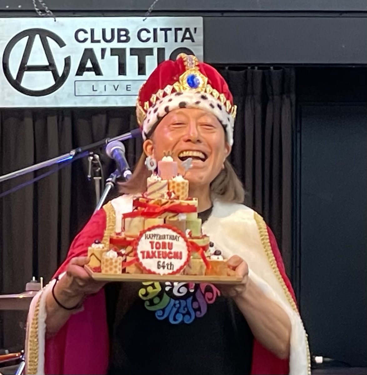 ATTICMARU's tweet photo. 『オレを祝え2026／武内享』

今年もめちゃくちゃ楽しいお誕生日イベントでした！享さん、おめでとうございます！！

ご来場いただいた皆様、ありがとうございました！！

司会／平田とカズ
余興／武内享とタンバリンズ

#武内享 https://t.co/H19kl2NUfb