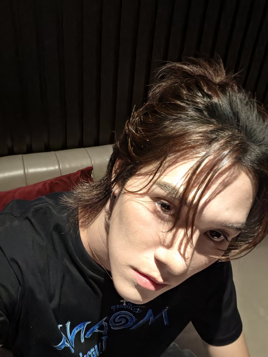 decemberxflower's tweet photo. นานิ พี่มีไรดีๆ จะบอก ออกงานครั้งหน้ามัดผมแบบนี้อีกนะ แล้วเพิ่มดาเมจด้วยการใส่แว่นแบบหมวดฮั่น เอาดีๆ คือโคตรหล่อ โคตรเท่ โคตรแบด โคตรอันตราย เด็กผู้หญิงสิ้นใจ เด็กผู้ชายเรียกพ่ออะ พี่หิรัญจะเป็นใหญ่ในแผ่นดินเลยครับน้องๆ ลองดู เชื่อพี่

꒰ @Hirunkit_ ✴︎. #hirunkit_ ꒱ https://t.co/b2eqpZ52q5