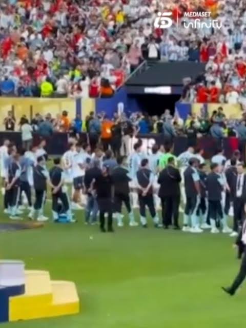 Charr0Mx's tweet photo. Que no se nos olvide cómo los perdedores dieron la espalda a los vencedores. ASCO de equipo https://t.co/HYEeXnL6JI