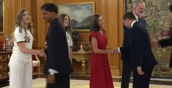 ecoecoecoecoe's tweet photo. El feo gesto del #Yamal hacia la Infanta Sofia, ni la mira
#MundialRTVE #mundialdefútbol2026 #FinalMundial2026 #España #FIFAWorldCup #MundialDelFútbol2026 #LaRoja #FelizLunes #Buenosdías #TCMSFinal #MalasLenguasN #FelizSábado #TDF2026 #BritishGP #TourRTVE #sacatuorgullo https://t.co/wFo1M9kKrG